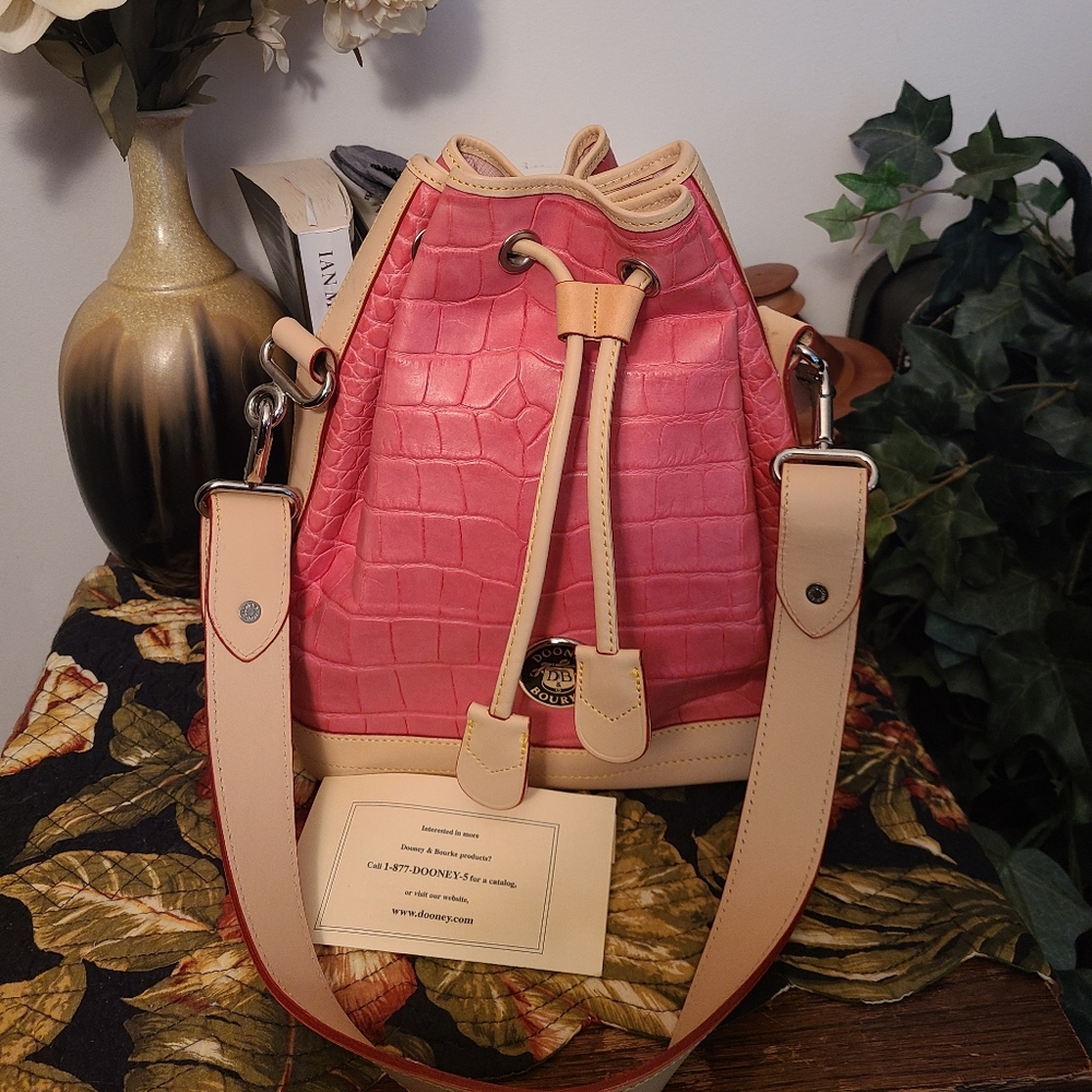 🌸🌷 SOLD SOLD Dooney Bucket bag Pink Croco 🌸🌷